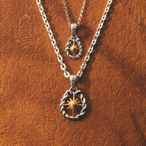 「馬蹄 × サンシンボル」のお守りジュエリー